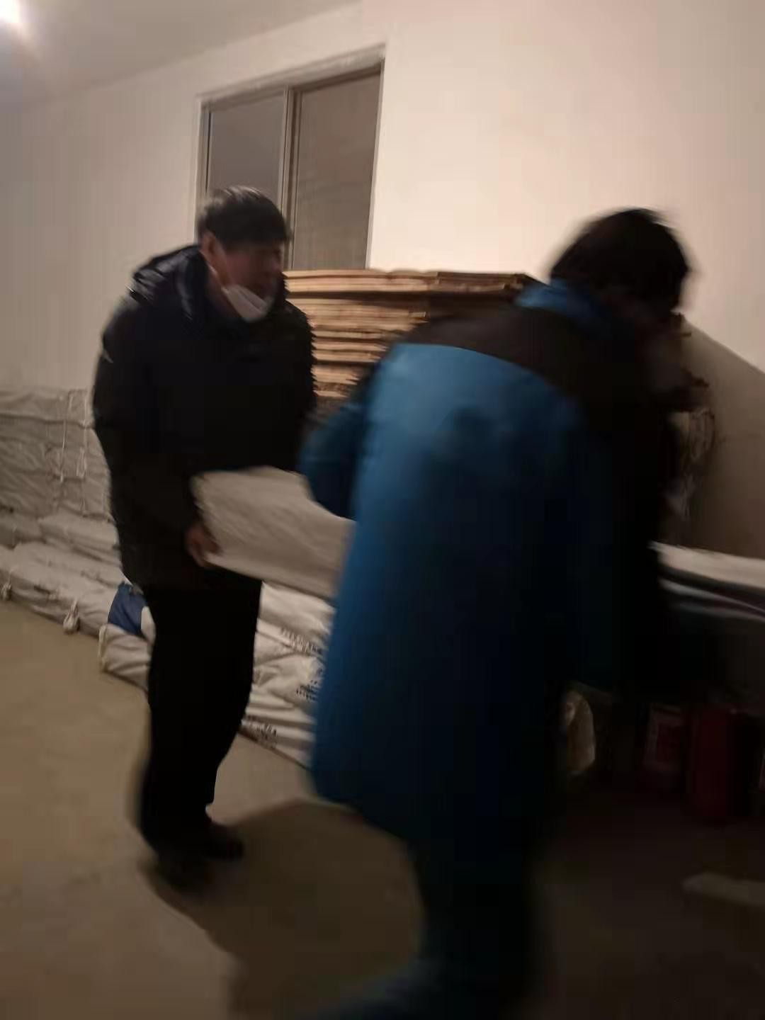 破晓青白江突发地动，，，，，，公司深夜运送救灾物资